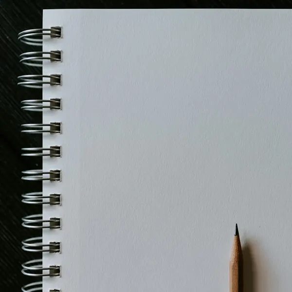 Bleistift auf einem leeren Notizblock