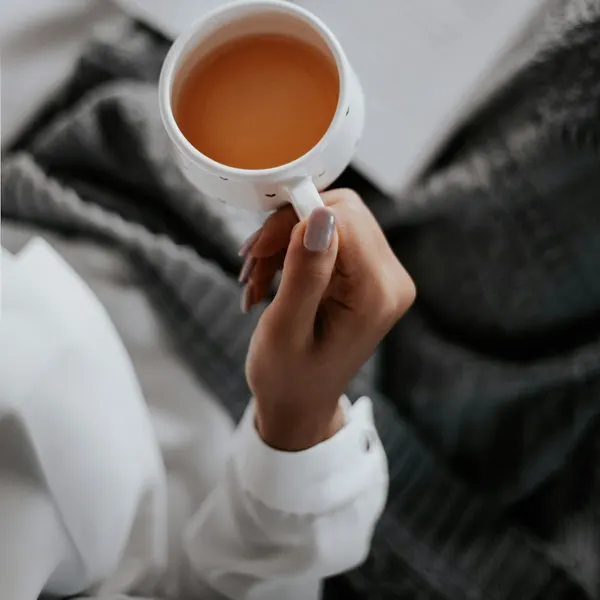 Eine Tasse Tee über einem aufgeschlagenen Buch