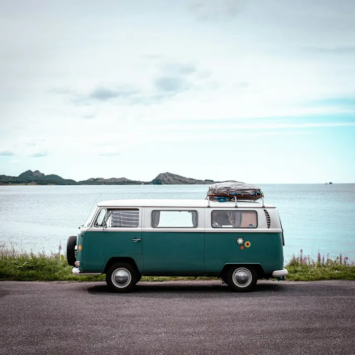 Ein grün-weißer VW-Bus am Wasser